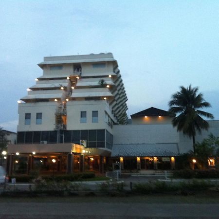 Paradorn Inn Chumphon Bagian luar foto