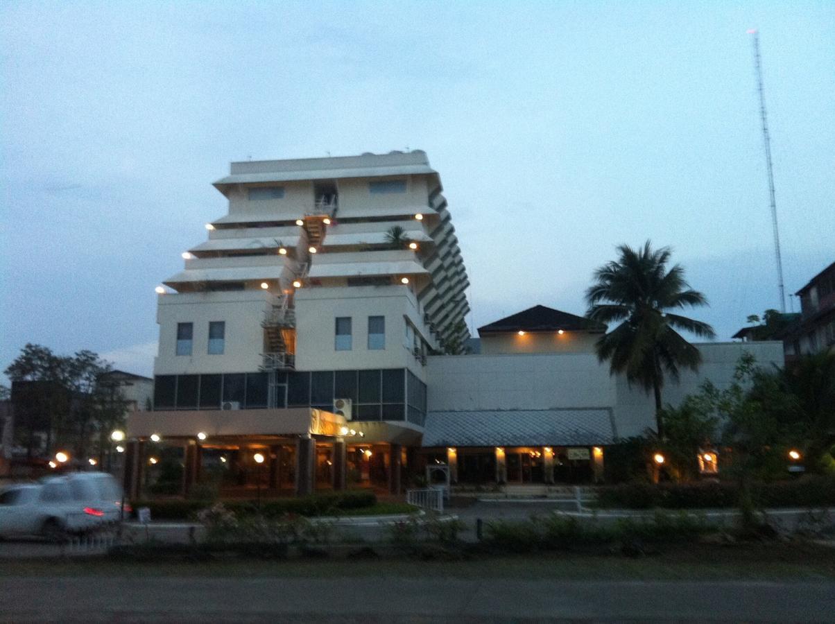 Paradorn Inn Chumphon Bagian luar foto