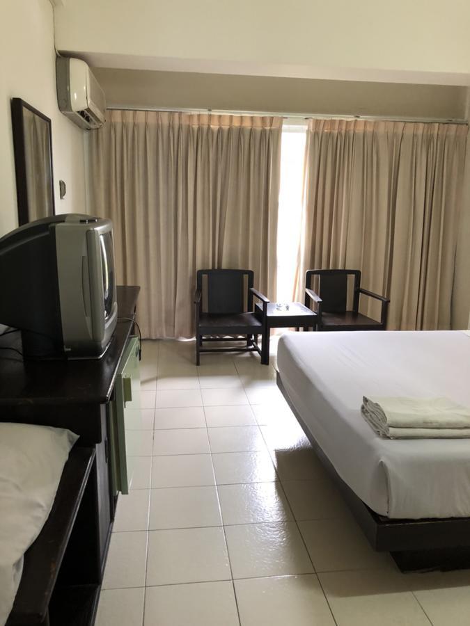 Paradorn Inn Chumphon Bagian luar foto