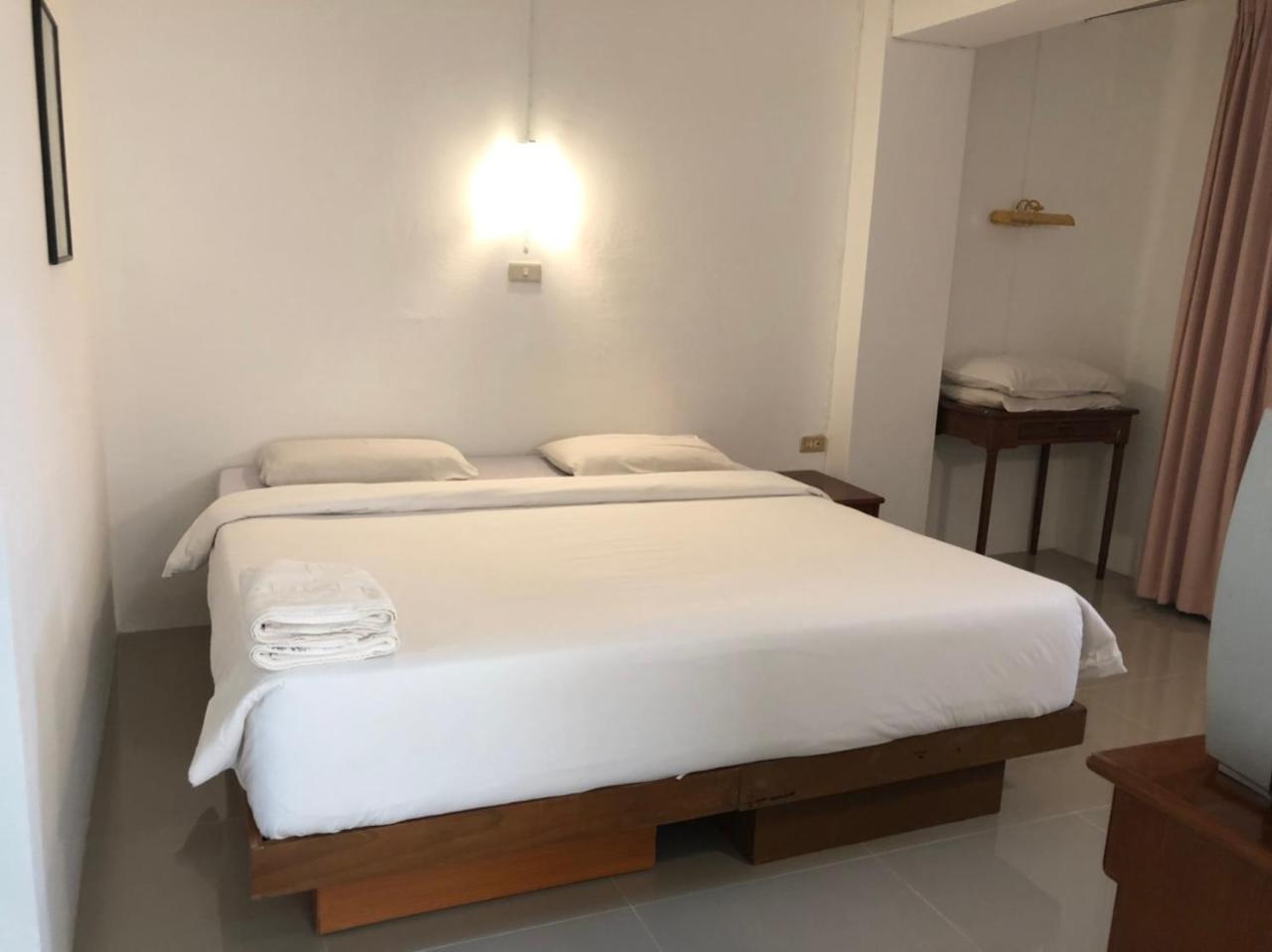 Paradorn Inn Chumphon Bagian luar foto