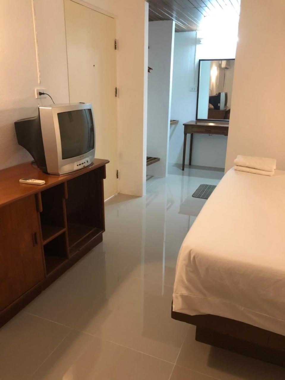 Paradorn Inn Chumphon Bagian luar foto
