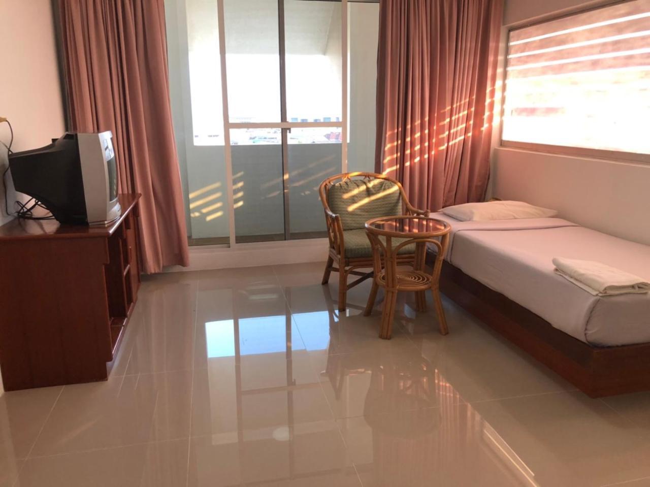 Paradorn Inn Chumphon Bagian luar foto